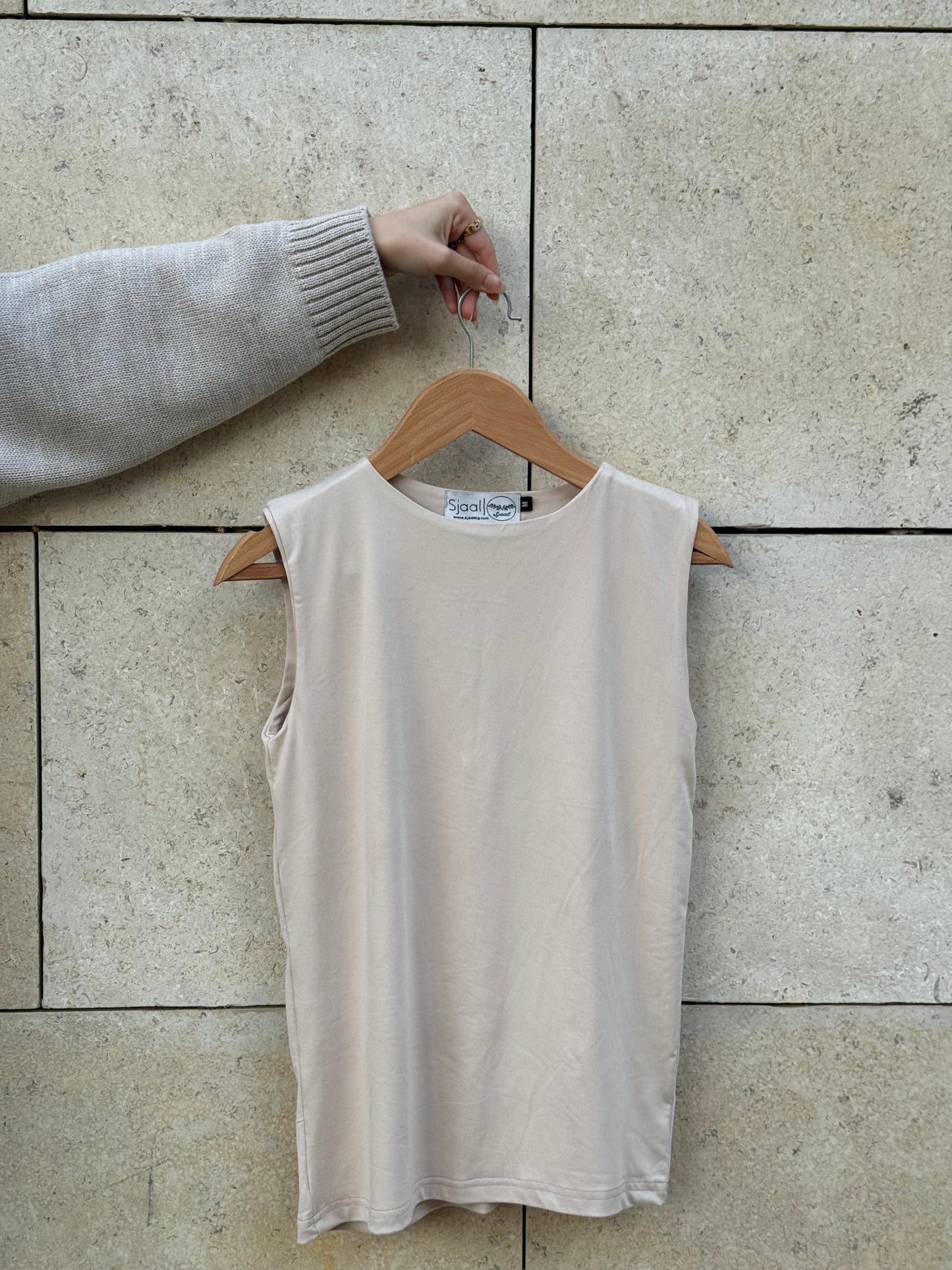 Sleeveless Cafe Basic